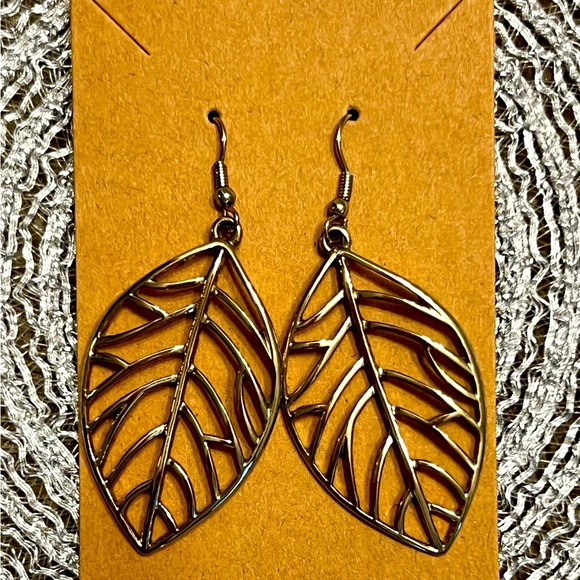 Jewelry - Elegant Gold Leaf Earrings